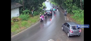 Hantam Lubang di Jembatan Wayit Poncowati, Pengendara Motor Terjatuh Saat Antar Anak Sekolah