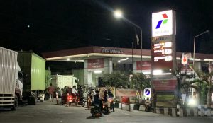 Siang Disidak, Malam Antrean BBM Masih Padat di Jalan Pramuka Bandar Lampung